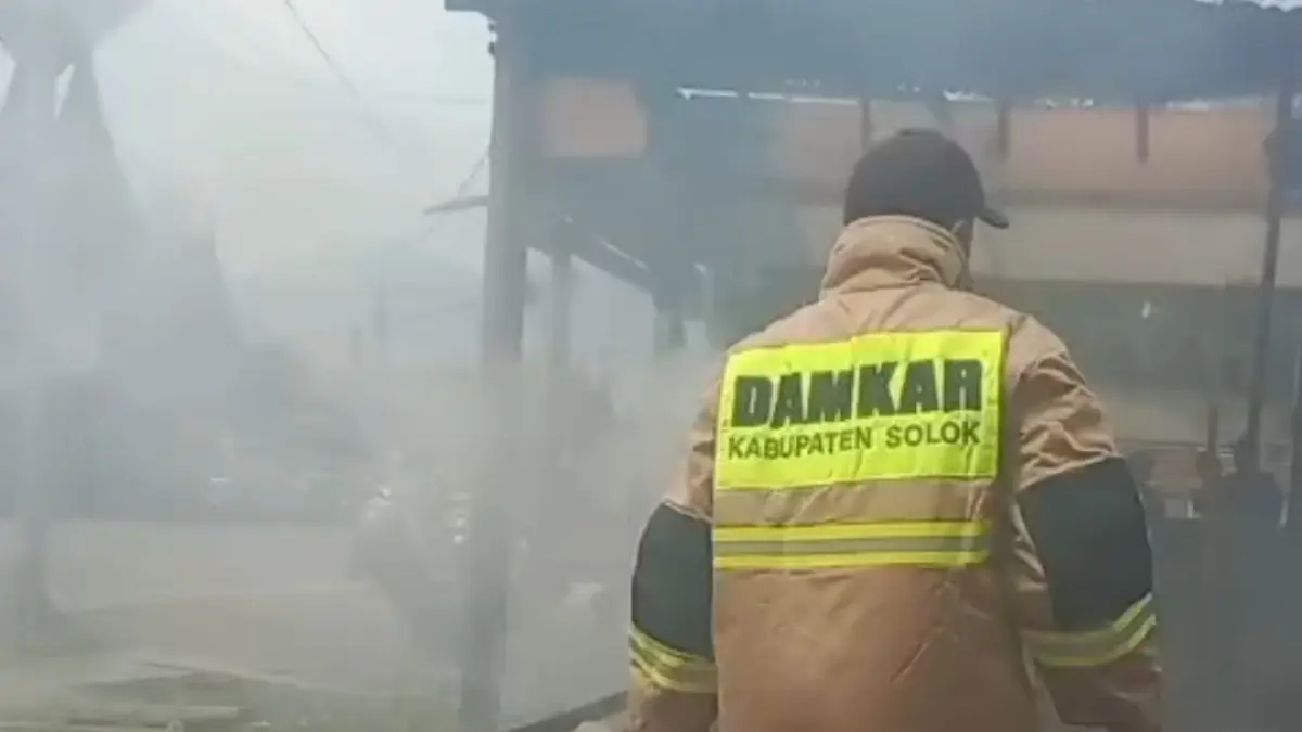 Petugas Damkar Kabupaten Solok berhasil memadamkan api yang menghanguskan satu unit rumah semi permanen di Nagari Koto Baru, Kecamatan Kubung, Kabupaten Solok, Kamis (20/8/2026). (Foto: Damkar Kabupaten Solok)