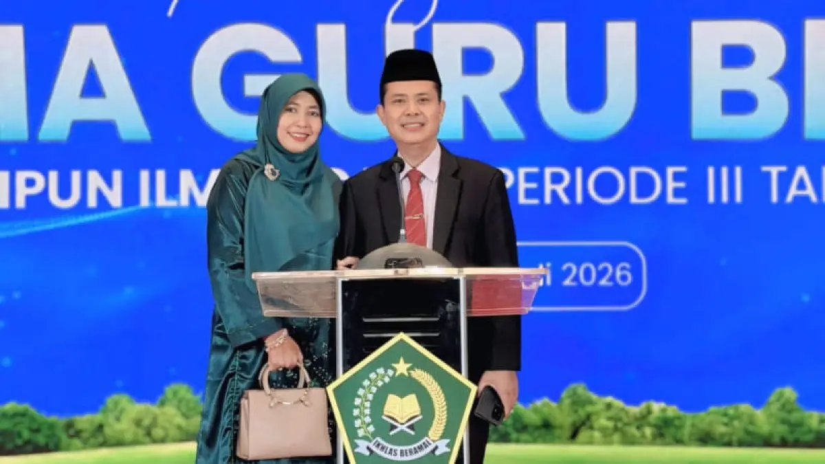Prof. Dr. Wakidul Kohar, M.Ag. bersama istri usai menerima keputusan Guru Besar bidang Dakwah Multikultural di Jakarta.(Foto: Humas UIN)