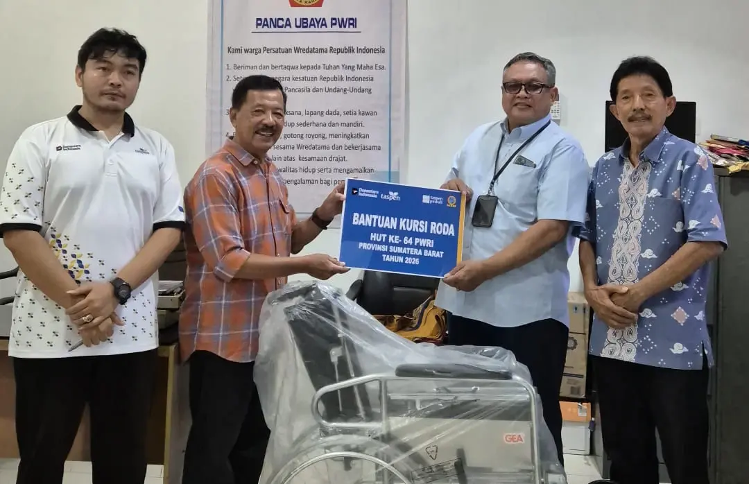 PT TASPEN (Persero) Kantor Cabang Padang menyerahkan bantuan satu kursi roda kepada PWRI Sumatera Barat untuk diteruskan ke PSTW Sabai Nan Aluih Sicincin dalam rangka HUT ke-64 PWRI.