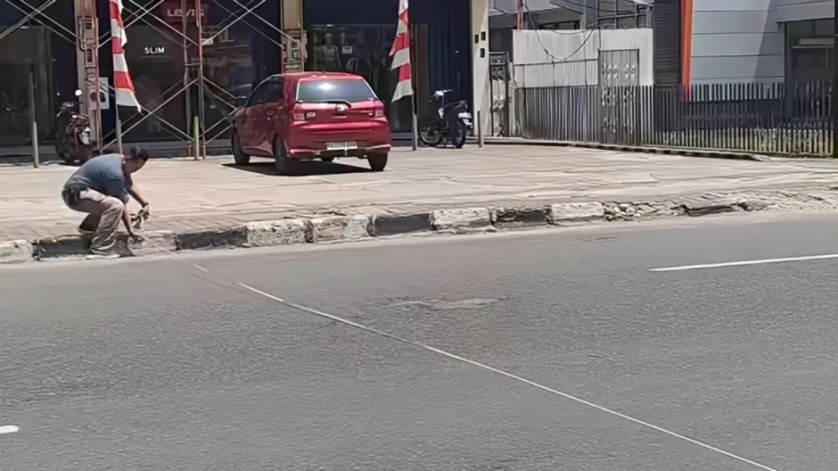 PUPR Padang menyiapkan Jalan Pemuda depan Plaza Andalas menjadi dua jalur dengan median hijau dan trotoar nyaman bagi pejalan kaki.