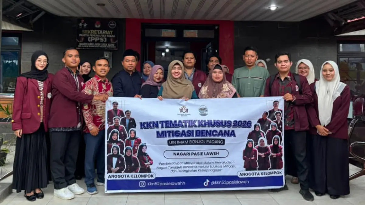Rektor UIN Imam Bonjol Padang Prof. Dr. Martin Kustati, M.Pd hadir mengantarkan mahasiswa KKN Mitigasi Bencana ke Padangpariaman. (Foto: Humas UIN)