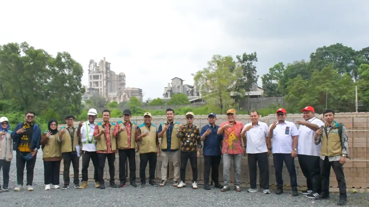 Rombongan Staf Ahli Menteri PKP Tedy Siagian foto bersama usai meninjau rumah contoh berbasis teknologi Sepablock Semen Padang, Selasa (11/8/2026).