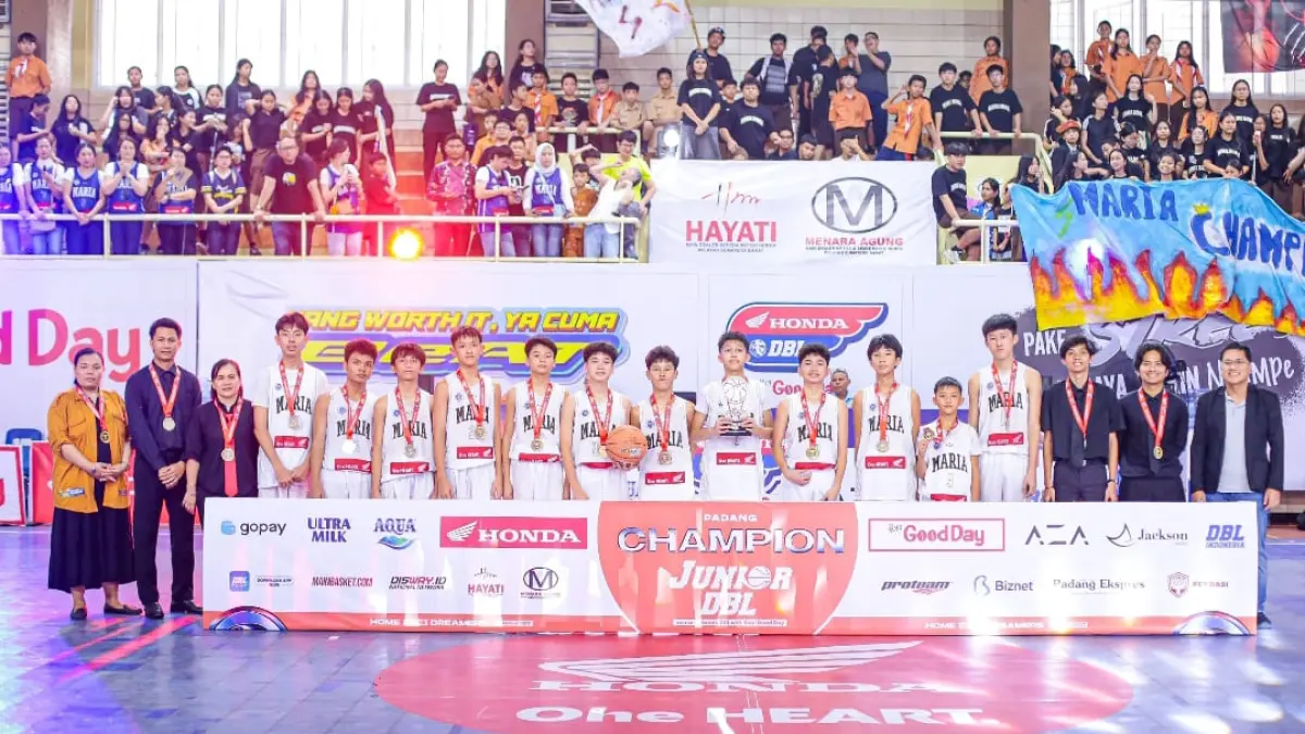 SMP Maria menjadi juara perdana Junior DBL Padang 2026 setelah mengalahkan SMPN 8 Padang 59-21 di partai final. (Foto: DBL for Padek)