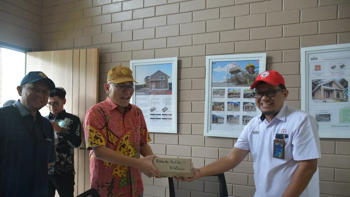 Staf Ahli Menteri PKP Tedy Siagian melihat rumah contoh berbasis teknologi Sepablock saat mengunjungi PT Semen Padang, Selasa (11/8/2026).