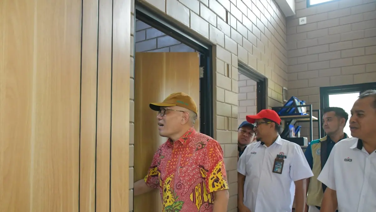 Staf Ahli Menteri PKP Tedy Siagian meninjau rumah contoh berbasis teknologi Sepablock saat mengunjungi PT Semen Padang, Selasa (11/8/2026).