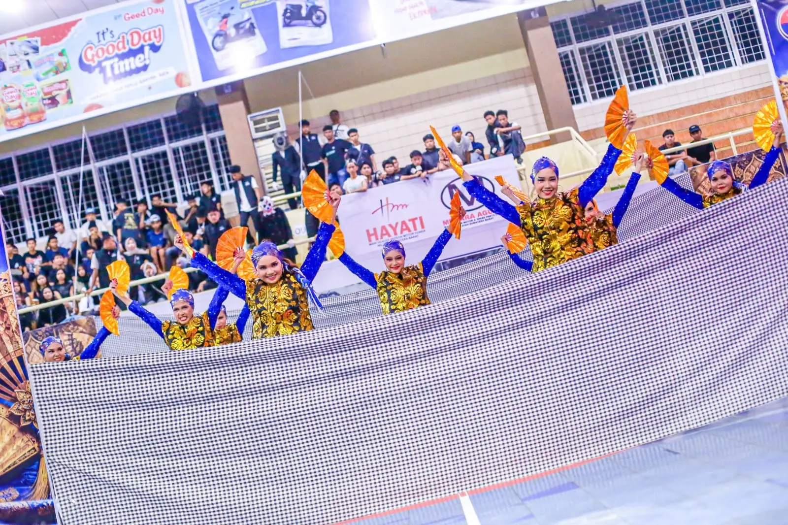 “The Power of Kecak” menjadi persembahan tim dance SMAN 9 Padang.
