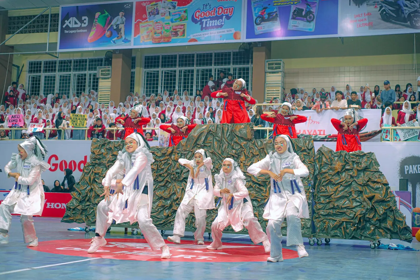 Tim dance SMAN 3 Padang menjadikan cerita rakyat Bawang Merah dan Bawang Putih sebagai sumber inspirasi.