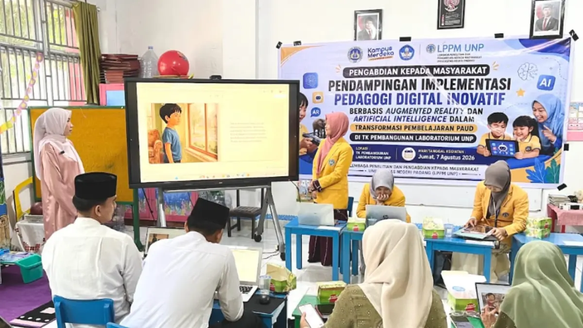 UNP mendorong pemanfaatan teknologi digital dalam pembelajaran anak usia dini melalui kegiatan Pengabdian kepada Masyarakat (PkM) di TK Pembangunan Laboratorium UNP.(Foto: KKPS)