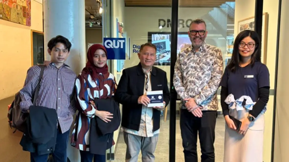 Dekan FIS UNP Afriva Khaidir bersama tim saat kunjungan membahas kerja sama riset dan pengajaran dengan QUT Australia. (Foto: KKPS UNP)