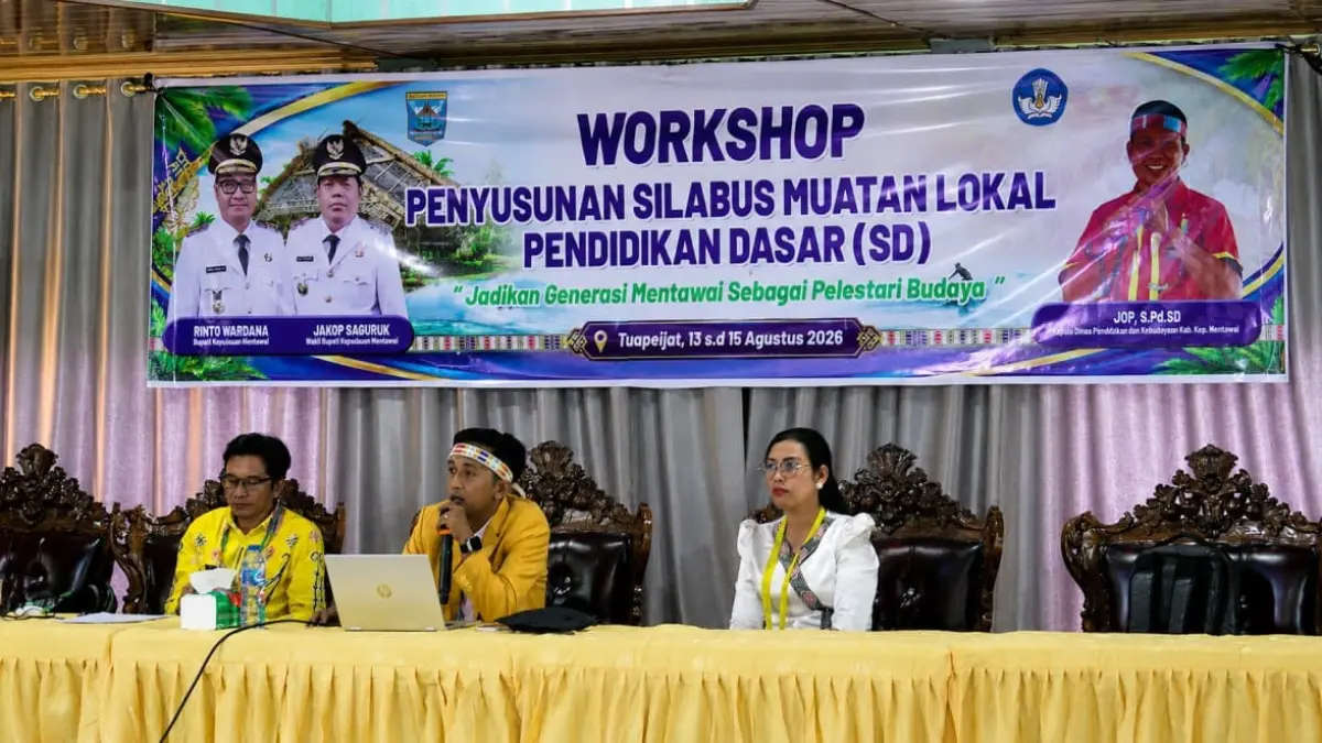 Dosen UNP jadi narasumber dalam Workshop Penyusunan Silabus Muatan Lokal Pendidikan Dasar Budaya Mentawai (BUMEN).(Foto: KKPS)