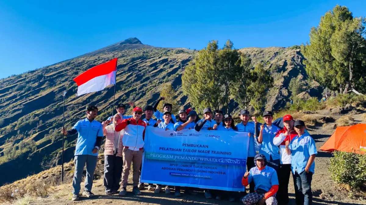 Kemnaker melatih 17 pemandu gunung di NTB agar kompeten menghadapi medan, situasi darurat, dan menjaga keselamatan wisatawan.
