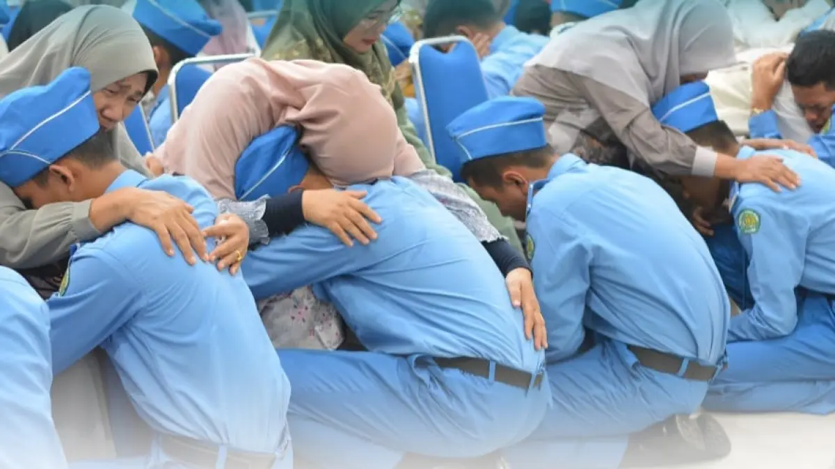 Masa uzlah 40 hari siswa MAN IC Padang Pariaman berakhir haru, ditandai sungkeman dan pengukuhan murid Generasi ke-11 bersama orang tua.