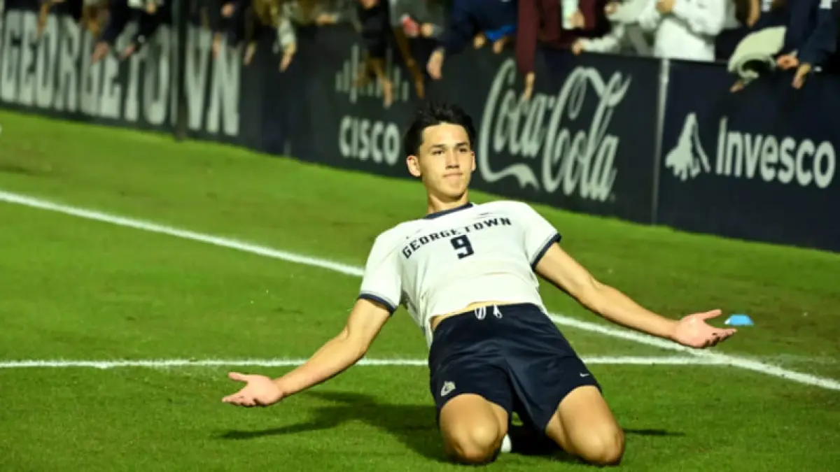 Mitchell Baker mencetak gol untuk Georgetown saat menghadapi North Carolina pada laga pembuka NCAA 2026 di Shaw Field. (Foto: guhoyas.com)