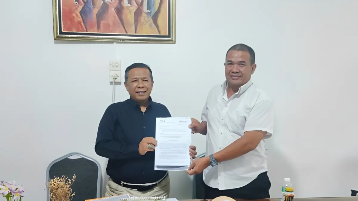 Penasihat Hukum ahli waris tanah, DR Sulaiman N Sembiring dan Yuzarsil Rahman, menunjukkan berkas dokumen Surat Somasi kepada Pemko Payakumbuh saat konferensi pers di Padang, Jumat (21/8/2026). 
