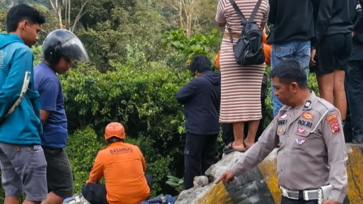 Petugas melakukan evakuasi truk pengangkut es krim rute Binjai-Padang yang terperosok ke jurang di kawasan Tugu Semen Padang, Lembah Anai, Padangpanjang, Jumat (21/8/2026). (Foto: Satlantas Polres Padangpanjang)