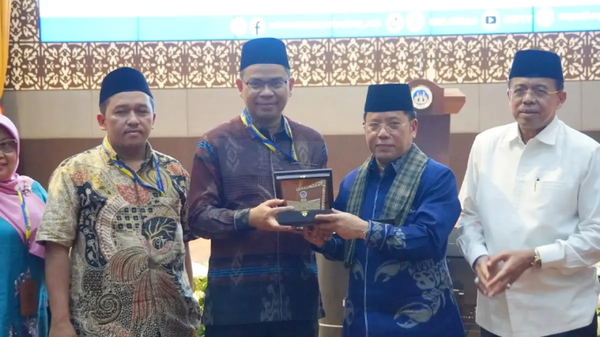 Rektor UNP Krismadinata memberikan plakat kepada Sekjen Kemenag Kamaruddin Amin usai memberikan tausiyah Maulid Nabi kepada mahasiswa UNP di Auditorium UNP Padang, Jumat 21 Agustus 2026.(Foto: KKPS UNP)