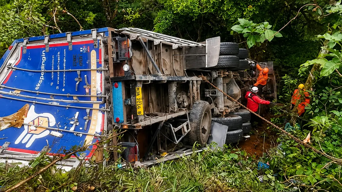Tim SAR berupaya mengevakuasi korban yang terjepit di kabin truk boks pengangkut es krim setelah kecelakaan tunggal di Tikungan Tugu Semen Padang, Padangpanjang, Jumat (21/8/2026). (Foto: Kantor SAR Kelas A Padang)