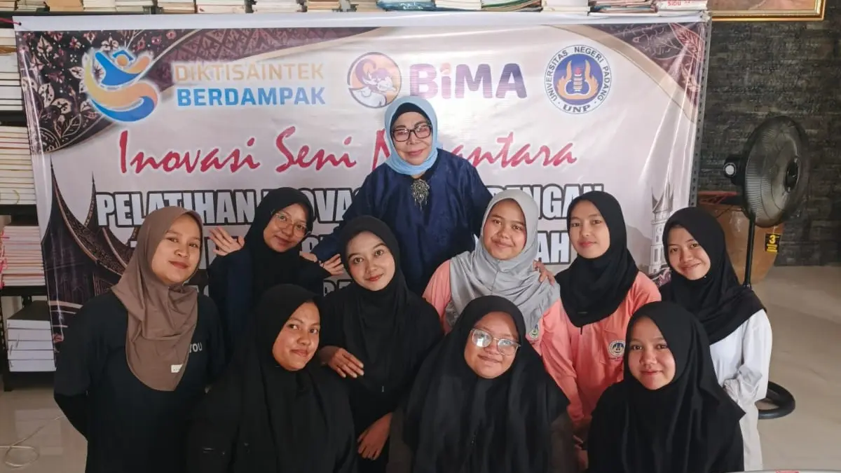 UNP memberdayakan perajin IKM Batik Alam Takambang Padang melalui inovasi teknik jemputan dan shibori untuk menghasilkan batik kontemporer. (DOKUMENTASI PRIBADI)