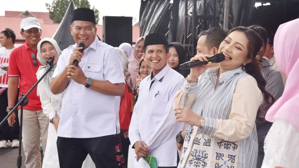 Wali Kota Pariaman Yota Balad bersama Reni M Rahadian (kanan) di atas panggung Konser Amal dan Pesta Rakyat Pariaman Sabiduak Sadayuang di GOR Rawang, Rabu (19/8/2026).