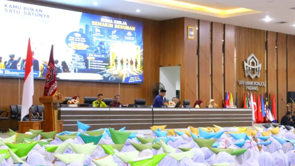 Abdullah Khusairi memaparkan Roadmap Mahasiswa Sukses dalam PBAK UIN Imam Bonjol Padang 2026. (Foto: Humas UIN)