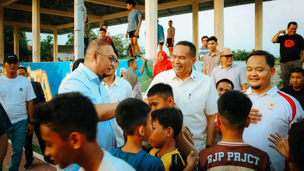 Andre Rosiade meninjau GOR Rawang bersama Wali Kota Pariaman Yota Balad setelah revitalisasi lintasan lari rampung, Jumat (21/8/2026).