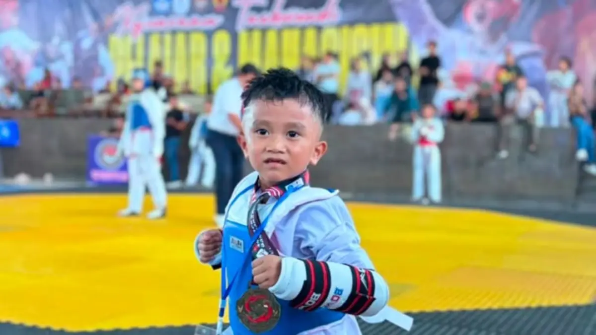 Atlet muda Dojang Lubuk Gading 5, Ukasya, meraih medali emas kelas Super Kids pada Kejuaraan Taekwondo Pelajar dan Mahasiswa “Road to Porprov 2026” di GOR UNP, Sabtu (22/8/2026). (Foto: Istimewa )