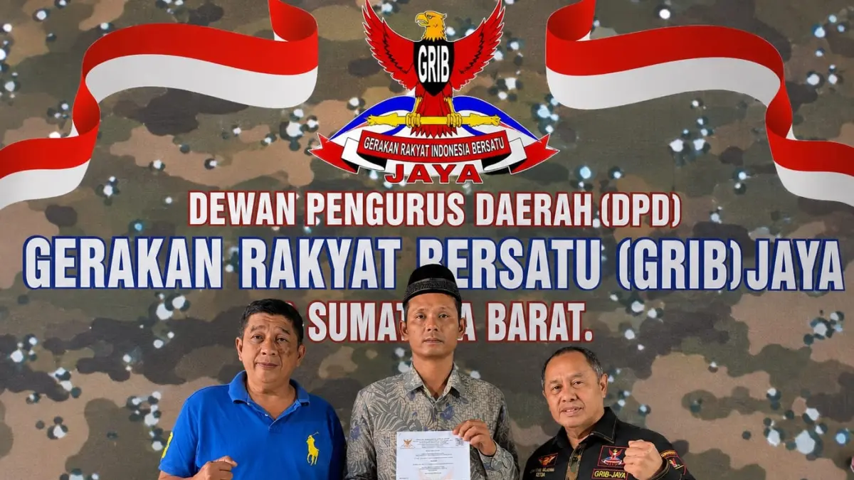 Ir.Efde Putra Belagama, Ketua DPD GRIB  Jaya Sumbar (paling kanan) bersama Niko, Ketua DPC GRIB Jaya Padang Panjang, dan Barnes, Humas DPD GRIB Jaya Sumbar. (DOKUMENTASI GRIB JAYA SUMBAR)