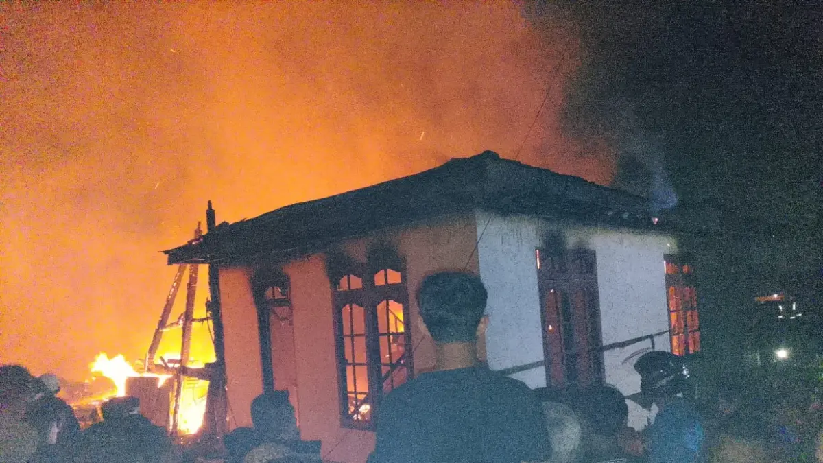 Kobaran api menghanguskan empat rumah warga di Nagari Batu Taba, Kecamatan Ampek Angkek, Kabupaten Agam, Jumat malam (21/8/2026). (Foto: Damkar Agam)
