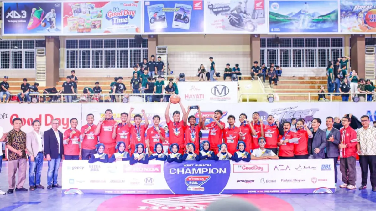 Tim putra SMAN 2 Bukittinggi juara DBL 2026 West Sumatra usai mengalahkan SMA Don Bosco Padang dengan skor 57-50 pada partai final di GOR Prayoga Padang.(Foto: DBL for Padek)