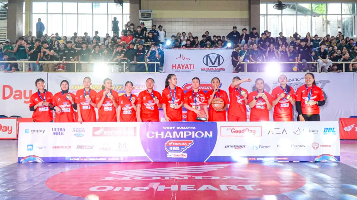 Tim putri SMA Don Bosco Padang meraih gelar juara Honda DBL with Kopi Good Day 2026 West Sumatra setelah mengalahkan SMA Adabiah 2 Padang di final di GOR Prayoga Padang.(Foto: DBL for Padek)