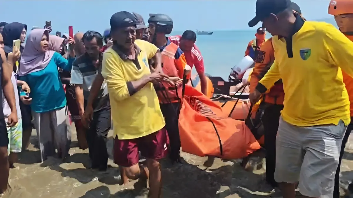 Warga dan personel gabungan Tim SAR mengevakuasi jenazah Rayhan Eriyandi, 21, korban terseret ombak di Pantai Labuang Baruak, Pesisir Selatan, Sabtu (22/8/2026).