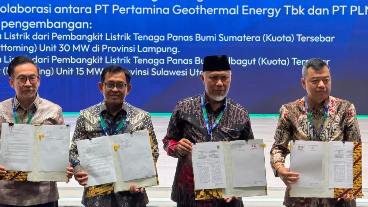 Gubernur Sumbar Mahyeldi memperlihatkan naskah komitmen pengembangan geothermal yang telah ditandatangani. PGE juga menerima SK PSPE Cubadak Panti seluas 29.897 hektare dengan potensi 77 MWe, Kamis (20/8/2026).