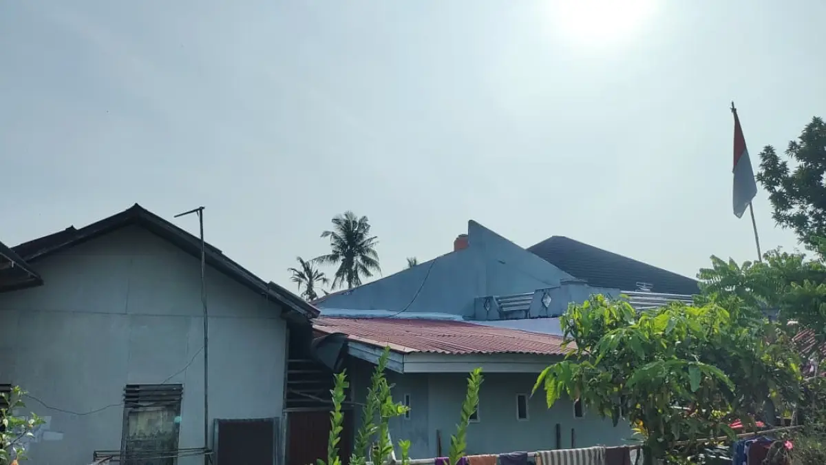 Kabut asap menyelimuti langit Kota Padang, Minggu (23/8/2026). BMKG menyebut asap kiriman Jambi dan Sumsel terbawa angin ke Sumbar. (Randi/Padek)