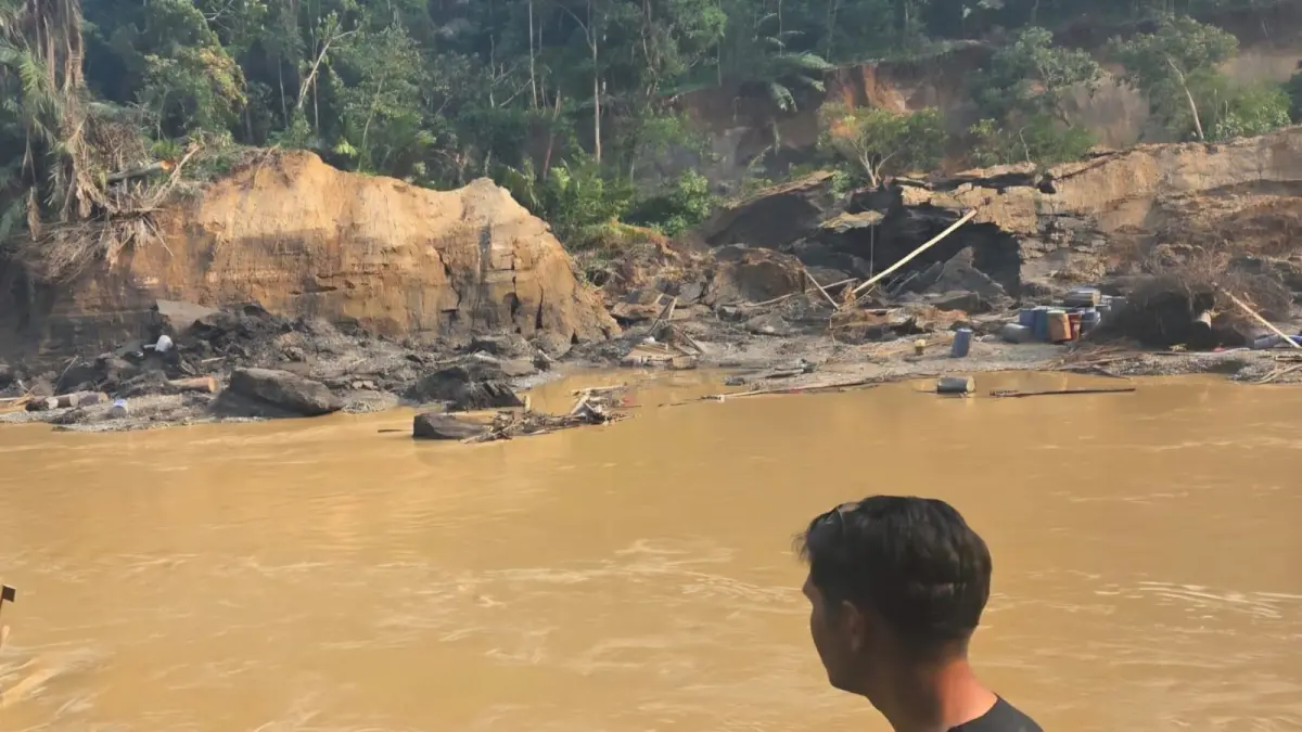 Material tanah longsor menimbun area tebing di Kapalo Lubuak Jambu, Jorong Subarang Ombak, Nagari Muaro, Kecamatan Sijunjung, Kabupaten Sijunjung, Minggu (23/8/2026). (Polres Sijunjung)