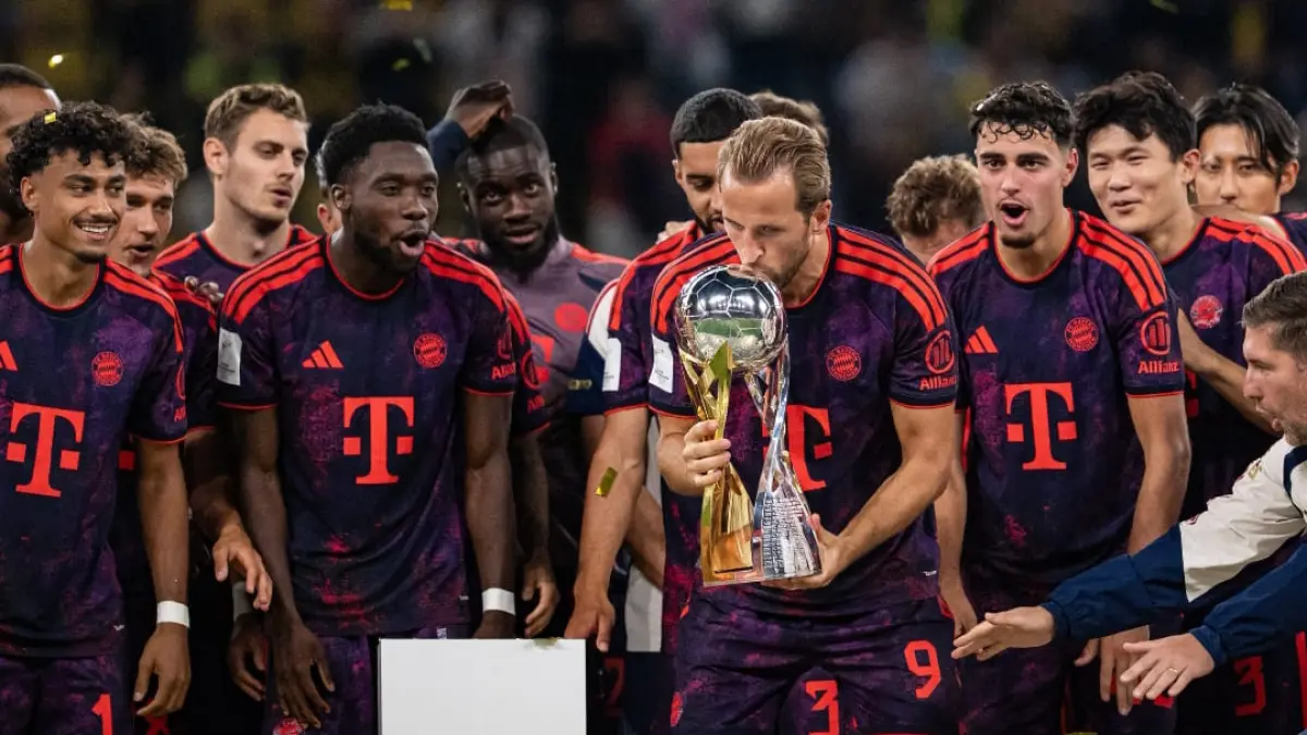 Pemain Bayern Munich mengangkat trofi Franz Beckenbauer Supercup 2026 usai mengalahkan Borrusia Dortmund 2-1. (Foto: X @FCBayern)