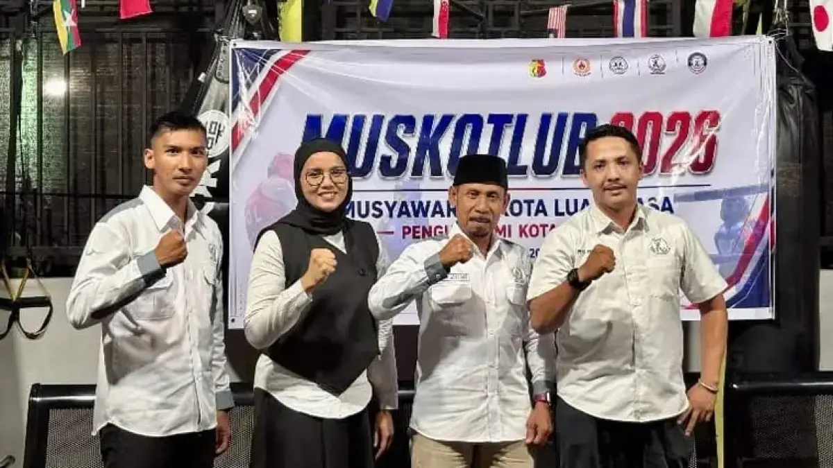 Ramada Kurnia Sari (dua kiri) terpilih aklamasi memimpin Muaythai Kota Solok periode 2026–2030 dengan fokus menghadapi Porprov XVI.
