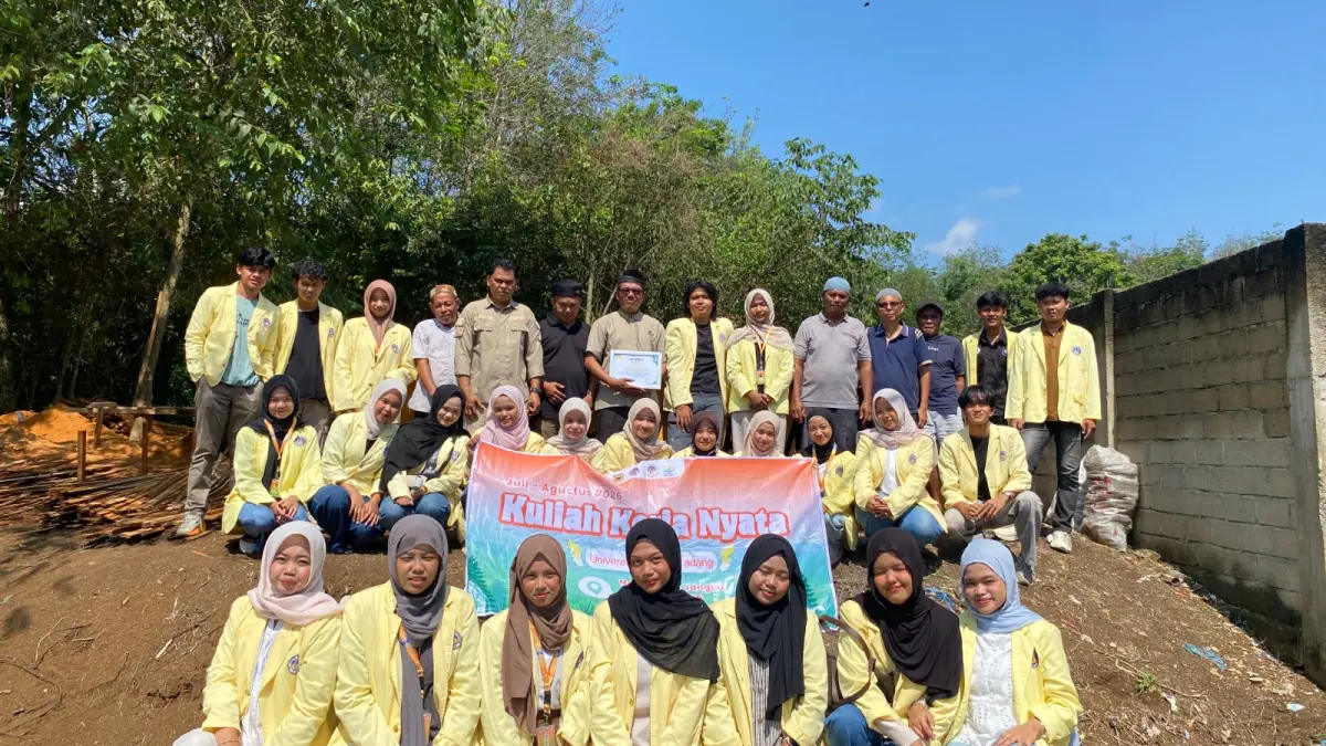 Sebanyak 25 mahasiswa KKN UNP merevitalisasi tempat sampah di Nagari Tigo Jangko pada 16–22 Juli 2026 dan mendorong warga memilah sampah. (DOKUMENTASI UNP)