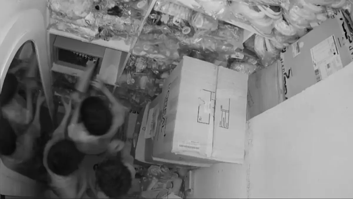 Tiga anak di bawah umur terekam CCTV saat diduga membobol sejumlah toko di Plaza Andalas, Padang, Jumat (21/8/2026).