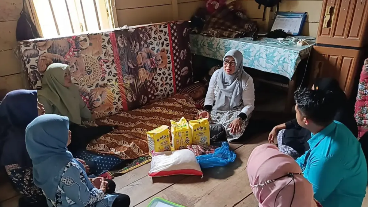 Tim Dinas Sosial bersama Kecamatan Koto Tangah dan Kelurahan Air Pacah datang membantu warga lanjut usia yang tengah mengalami sakit. (Foto: Diskominfo)