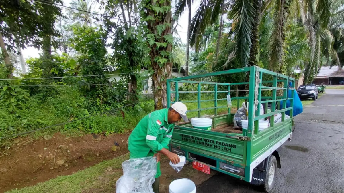 Penggerak Pilah DLH Padang yang direkrut akan mengikuti rute layanan LPS untuk memantau pemilahan sampah warga. (Foto: Diskominfo)