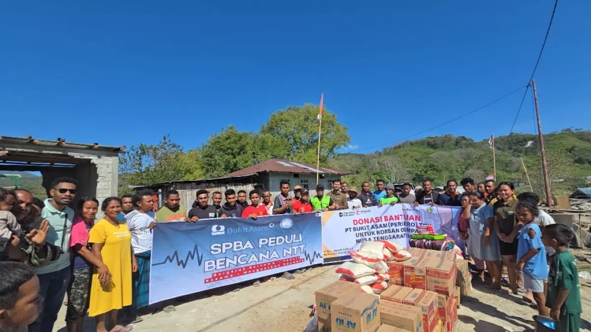 PTBA menyalurkan sembako dan logistik bagi warga terdampak bencana di NTT. (Foto: Corcom PTBA)