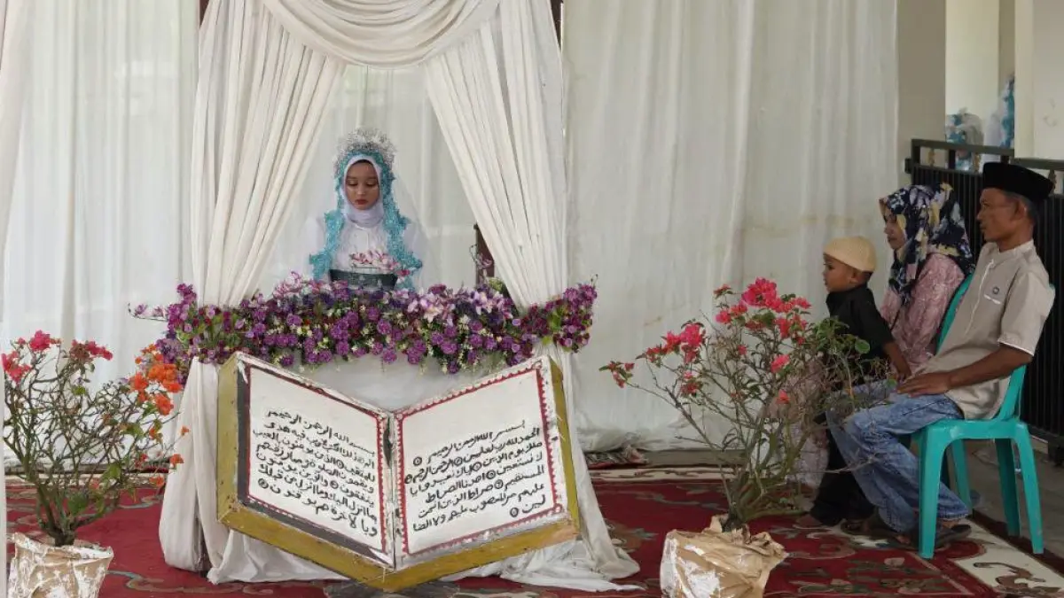 Salah seorang peserta menampilkan kemampuan dalam prosesi khatam Al-Qur’an di Masjid Al Hidayah, Kelurahan Padang Tangah Payobadar, Payakumbuh, Senin (24/8/2026).