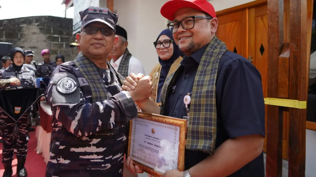 Sekretaris Perusahaan PT Semen Padang Win Bernadino menerima penghargaan dari Kodaeral II Padang atas dukungan dalam Program Bedah RTLH di Kabupaten Solok Selatan.