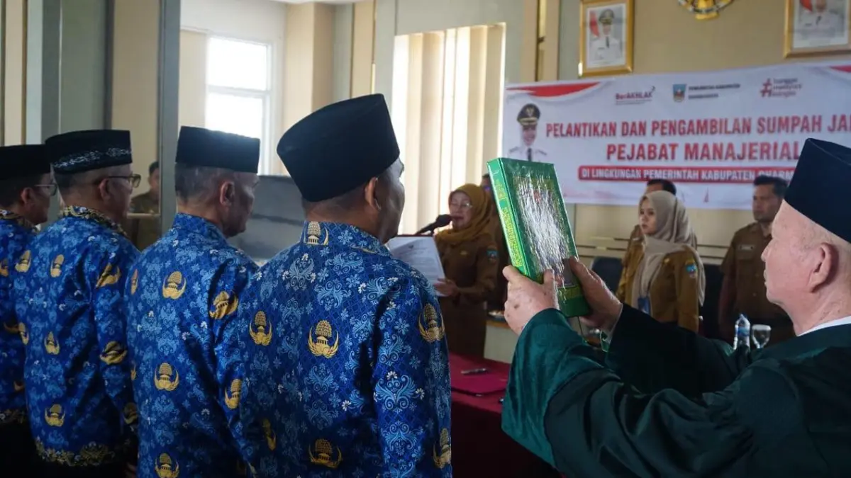 Wakil Bupati Dharmasraya Leli Arni melantik dan mengambil sumpah/janji 13 pejabat di lingkungan Pemkab Dharmasraya di Aula Kantor Bupati Dharmasraya, Senin (24/8/2026).