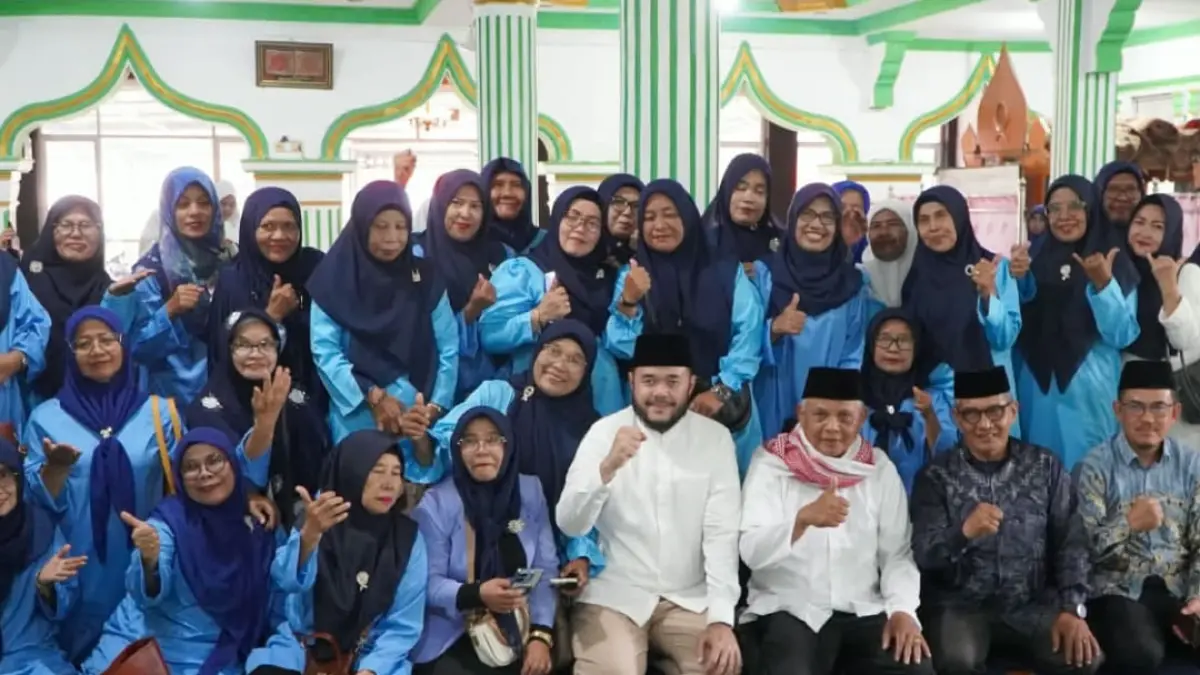 Fadly Amran menghadiri peringatan Maulid Nabi Muhammad SAW di Masjid Raya Teluk Bayur Padang Selatan 25 Agustus 2026.(Foto: Diskominfo)