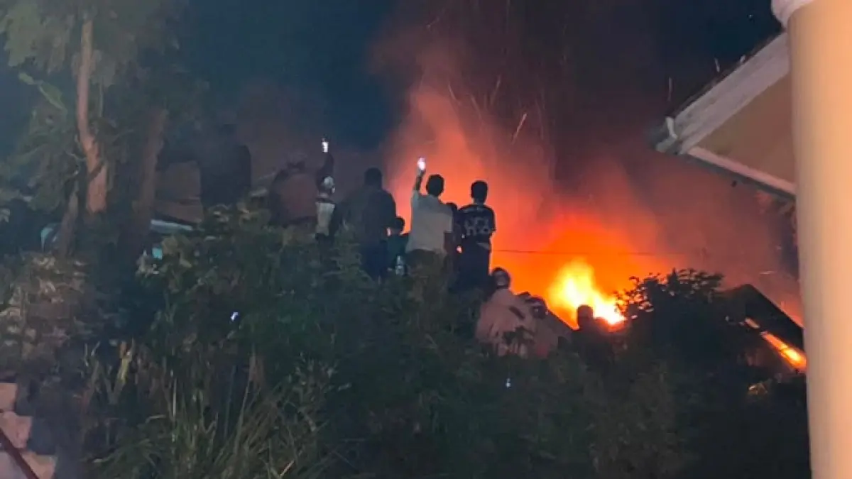 Kobaran api melahap bangunan rumah warga di Jorong Gantiang, Nagari Koto Gadang, Agam, Senin (24/8/2026). (Foto: Damkar Agam)