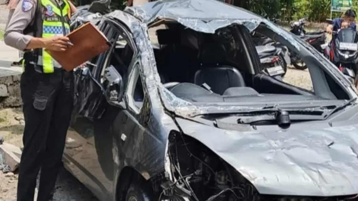 Kondisi Honda Jazz yang terguling setelah hilang kendali saat hendak menyalip di Nagari Pilubang, Sungai Limau, Padangpariaman, Selasa (25/8/2026).