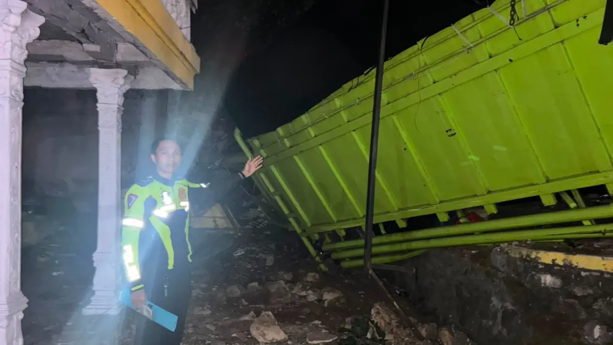 Satu unit truk hilang kendali akibat pengereman yang tak berfungsi baik di lintasan turunan jalan Solok-Padang, Nagari Talang, Kabupaten Solok, Senin (24/8/2026) malam. 