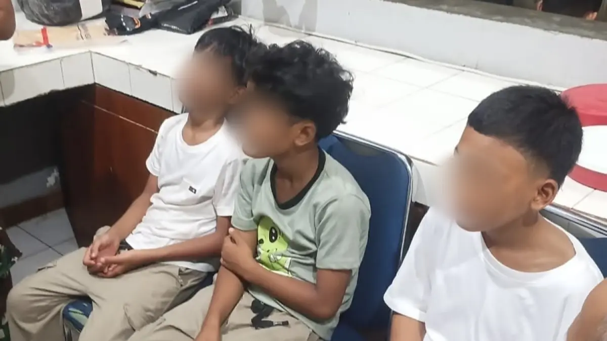 Tiga anak di bawah umur yang menjadi tersangka pencurian di pusat perbelanjaan Plaza Andalas diamankan usai ditangkap di Mako TNI AL Lantamal II Padang, Selasa (25/8/2026).
