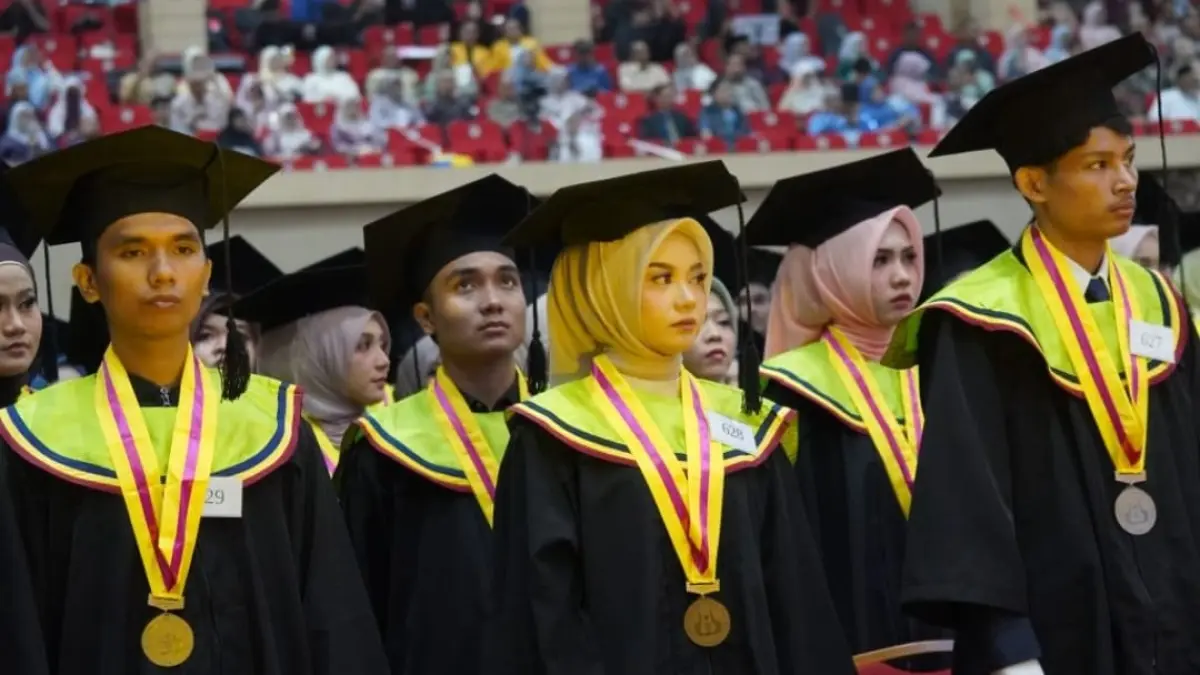 Universitas Negeri Padang mewisuda 1.395 lulusan pada Wisuda ke-144 periode Agustus 2026 yang dilaksanakan selama dua hari, 24–25 Agustus 2026, di Auditorium UNP.(Foto: KKPS UNP)